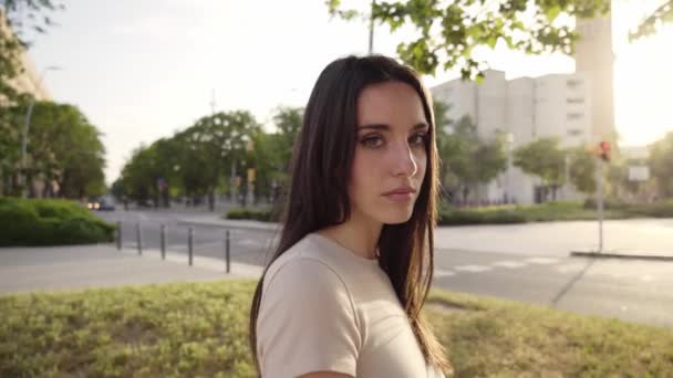 Een Jonge Vrouw Die Serieus Naar Camera Kijkt Aantrekkelijke Mooie — Stockvideo