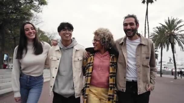 Manliga Och Kvinnliga Vänner Pratar Gör High Five Skratta Promenader — Stockvideo