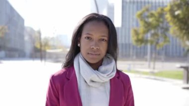 Ciddi bir iş kadınının portresi bir finans merkezinde dışarıda duran kameraya bakıyor. - Evet. Yüksek kalite 4k görüntü