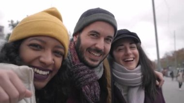 Kış kıyafetleri içinde selfie çeken üç arkadaşın kendi portresi. Mutlu insan yüzleri. Neşeli insanlar kameraya bakıyor. Yüksek kalite 4k görüntü