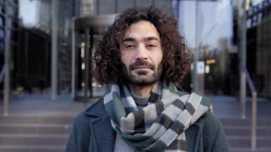 Kafkasyalı genç işadamı gülümseyen kameraya bakıyor. Çalışmanın başarısı için gülümseyen neşeli erkek. Yüksek kalite fotoğraf