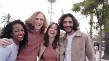 Dört arkadaş kameraya bakıp gülümsüyor. İki çift birlikte eğleniyor. Yüksek kalite fotoğraf