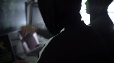 Arka kapüşonlu bilgisayar korsanı kötü niyetli yazılım hack veri merkezini kullanıyor. Kötülük kaynağı karanlık bir yerde saklanıyor, birden fazla görüntü ve sahte kodlar ve küresel harita saldırısı. Yüksek kalite 4k görüntü