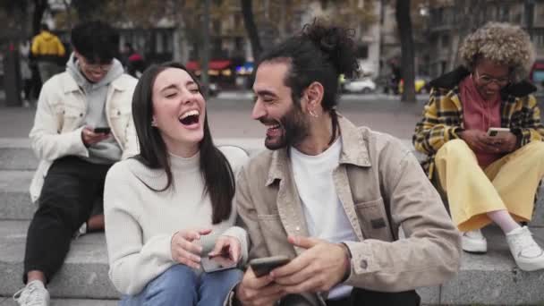 Lachend Koppel Met Smartphone Buiten Aan Het Lachen Mensen Technologie — Stockvideo