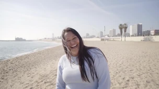 Mulher Meia Idade Feliz Olhando Para Câmera Livre Praia Pessoas — Vídeo de Stock
