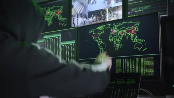 Hacker Criminal Usando Computador Apontando Para Mapa Mundo Para Organizar — Vídeo de Stock