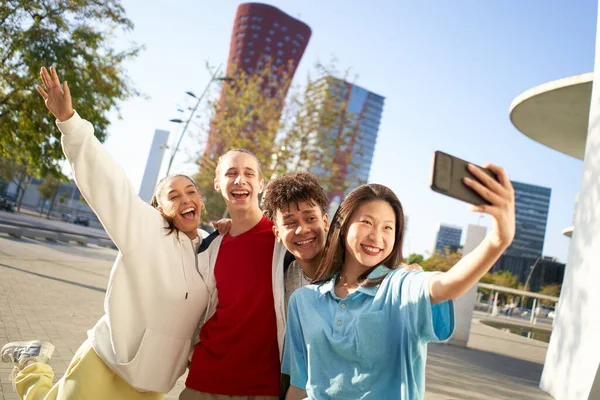 Băieți Fete Fericite Care Fac Selfie Zâmbitor Grupul Tineri Multirasiali — Fotografie, imagine de stoc