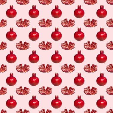 Pembe zemin üzerinde olgun kırmızı bir nar deseni, Yaratıcı Gıda Konsepti, Flatlay.