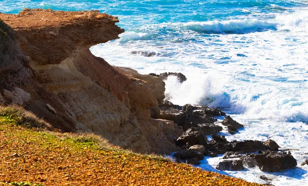 Océano olas chapotean contra la playa con rocas de fondo, Acantilados en el mar, Vista aérea superior de Chipre, Fondo de la naturaleza con el mar, Vacaciones y relax — Foto de Stock