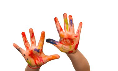Beyaz izole bir zemin üzerinde çok renkli boyalı çocuk kalemleri ve yayılmış parmaklar.