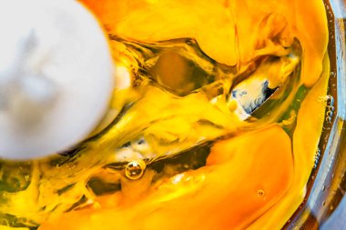 Yumurtalar mikserde dövülür, yakın plan.