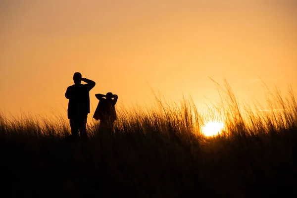 Silhouettes Young Couple Photographed Sunset Tall Grass — 图库照片