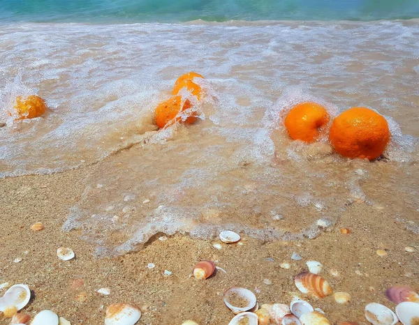 Апельсини Кидаються Пляжний Пісок Морською Хвилею — стокове фото