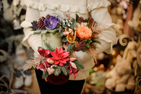Magnífica vista de varios hermosos arreglos florísticos en manos de las mujeres —  Fotos de Stock