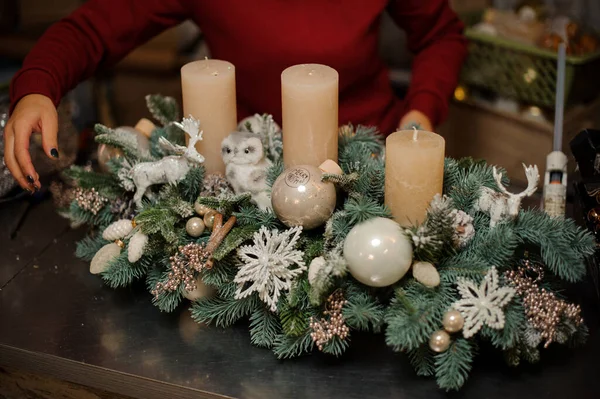 Красивая рождественская композиция еловых ветвей, украшенных блестящими рождественскими игрушками и свечами — стоковое фото