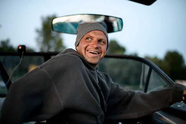 Potret pria tersenyum mengenakan topi abu-abu dan jaket di perahu — Stok Foto