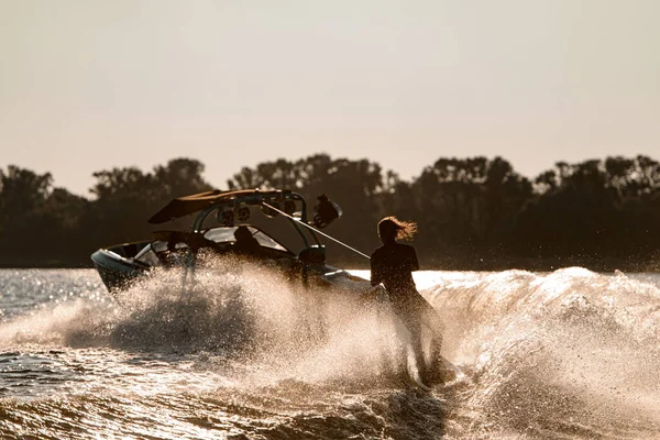 Motorówka ciągnie aktywnego faceta jazda na wakeboard — Zdjęcie stockowe