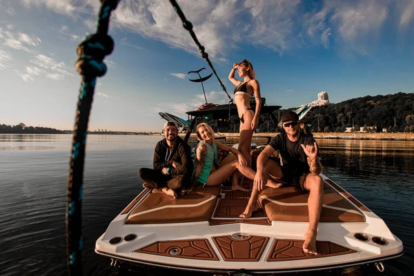 Gruppo di persone allegre di uomini e donne su una barca al fiume Dnipro. — Foto Stock