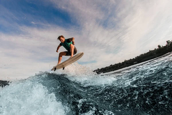 Ottima vista dell'uomo che vola in aria sul wakesurf sopra l'onda spruzzante — Foto Stock