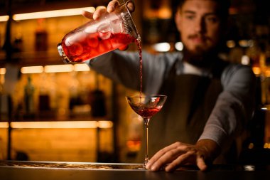 Gerçekten de bir kadehle buz kalıbını birbirine karıştırır, içecekleri bir katıp içerler ki içindeki şaraba karıştırılmıştır.