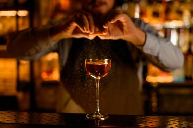 Şarap kadehinde harika bir ön manzara ve üzerine barmen süslemeleri.