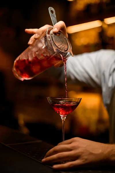 Прекрасный вид на бокал вина, в который наливают холодный напиток — стоковое фото