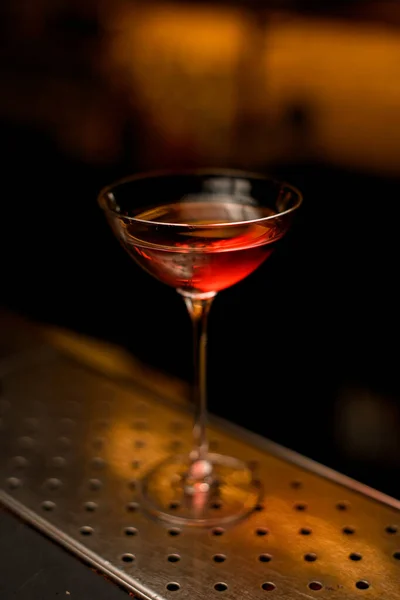 Vista di angolo di primo piano su bel bicchiere di cocktail su superficie di bar d'acciaio — Foto Stock