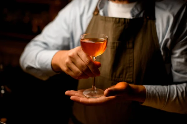 Güzel şarap kadehinin manzarası barmen adamın ellerinde.. — Stok fotoğraf