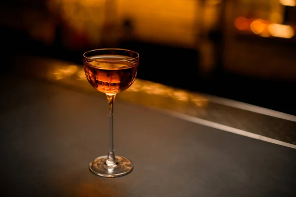 Ângulo de vista de belo copo de vinho com bebida na mesa — Fotografia de Stock