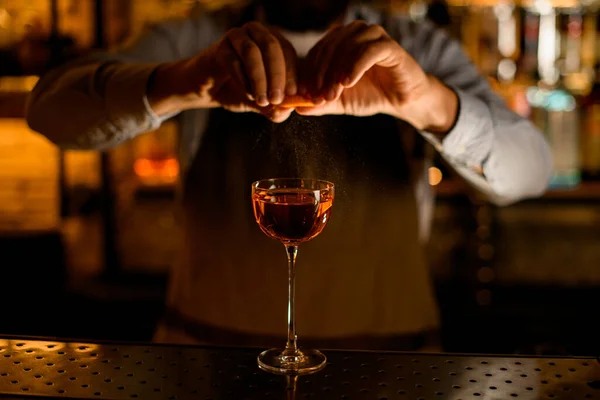 Bela vista frontal no copo de vinho com bebida e salpicos bartender sobre ele — Fotografia de Stock