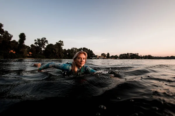 Вид красивого лица привлекательной молодой женщины, плывущей по воде — стоковое фото