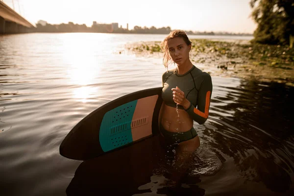 Nagyszerű kilátás vonzó nő a vízben egy wakeboard — Stock Fotó