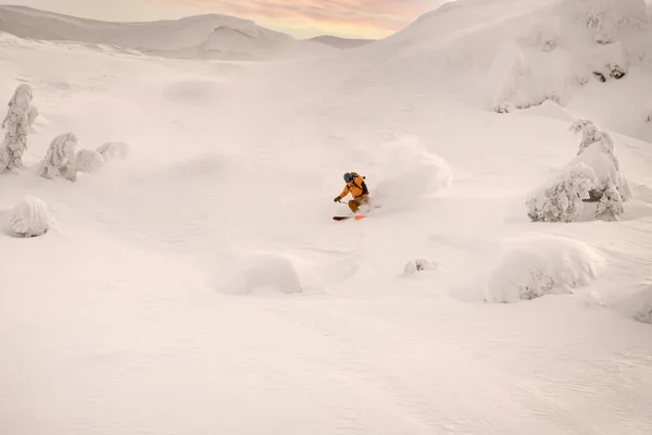 Gran vista de freeride esquiador hábilmente paseos por la ladera de la montaña —  Fotos de Stock