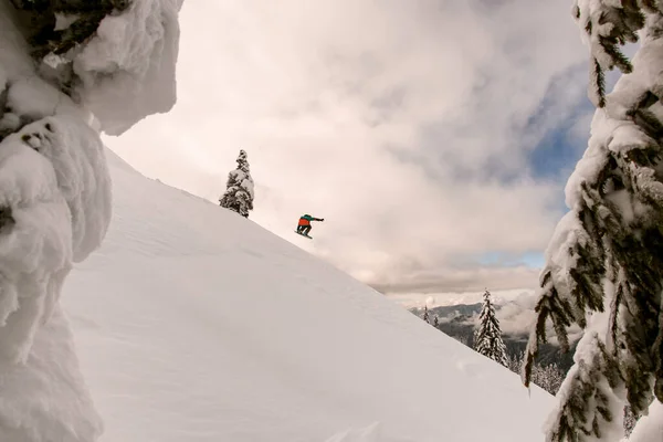 Vista maravilhosa da encosta da montanha e snowboarder saltar ar — Fotografia de Stock