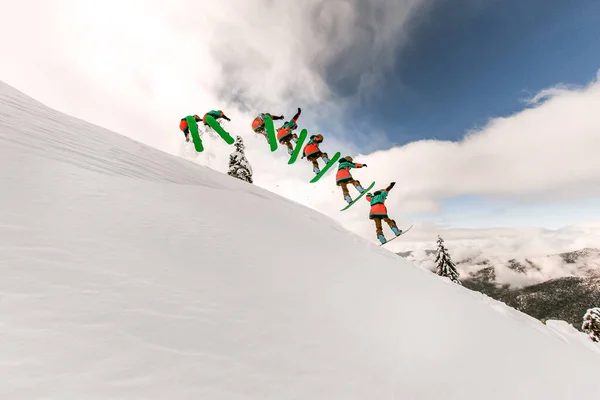 Vue imprenable sur la pente enneigée de la montagne et l'air sautant snowboarder — Photo