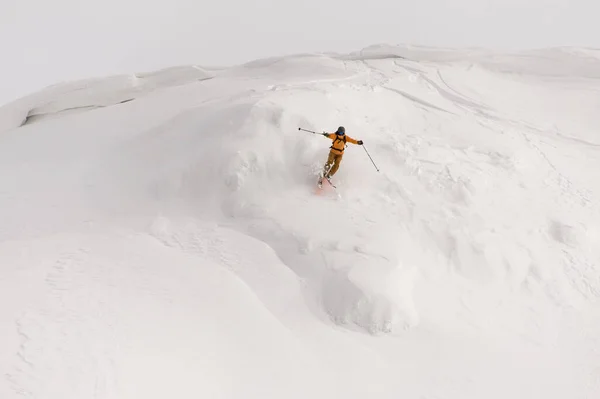 활발히 스키를 타고 산비탈을 내려가는 사람 — 스톡 사진