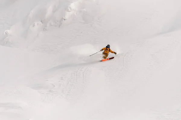 Freeride esquiador paseos en nieve en polvo por la pendiente —  Fotos de Stock