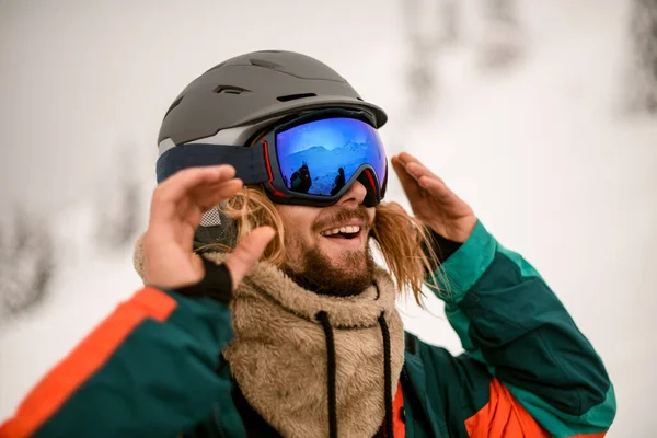 Kopfschuss eines lebenslustigen Skifahrers mit Skihelm und Skibrille — Stockfoto
