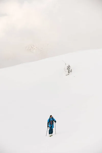 Excelente vista da paisagem de inverno e esquiador homem ambulante — Fotografia de Stock