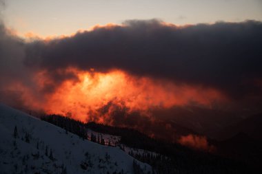 Gün batımında parlak gökyüzü olan muhteşem kış manzarası..