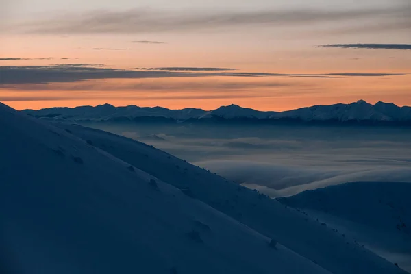 Vista pitoresca do inverno das colinas do céu e da montanha cobertas com neve em pó. — Fotografia de Stock