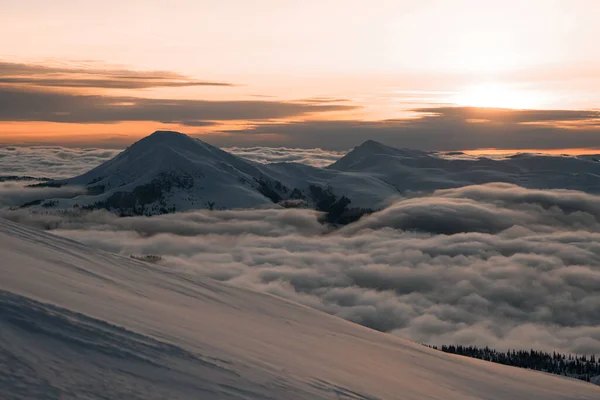 Erstaunliche Luftaufnahme des Himmels mit Wolken und Berglandschaft mit Gipfeln bedeckt weißem Schnee. — Stockfoto