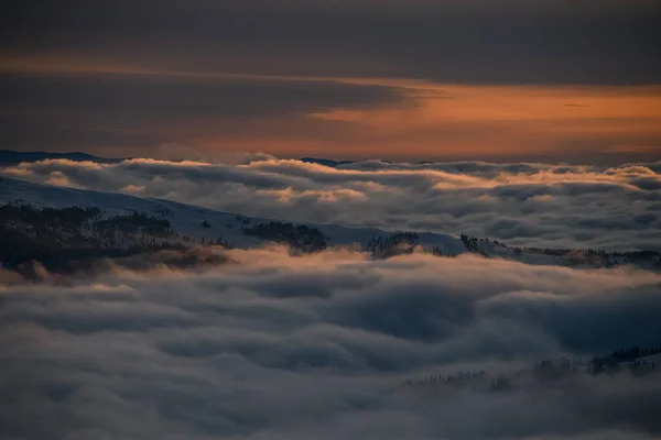 美丽的天空、白云和冬季山水美景的空中景观 — 图库照片