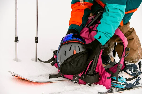 배낭 과 기타 스키 장비를 갖춘 스키 헬멧의 근접 사진 — 스톡 사진