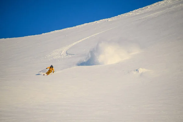 Magnifique vue sur freerider chevauchant rapidement à travers la neige sur la pente de la montagne. — Photo