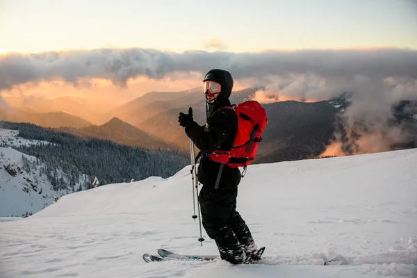 山や空を背景にした男子スキー選手の美しい景色 — ストック写真