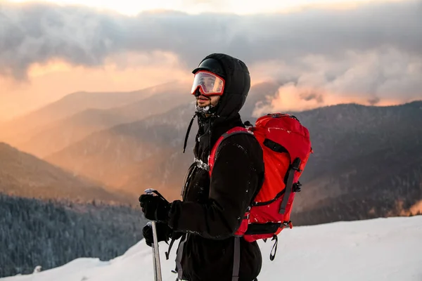 Man skidåkare mot bakgrund av berg och himmel — Stockfoto