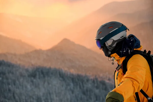 Vista lateral da cabeça do atleta de esqui contra o pano de fundo das montanhas e do céu — Fotografia de Stock