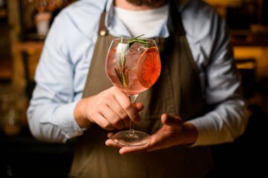 Güzel kadehler, soğuk içecekler, bir dilim greyfurt ve biberiye.