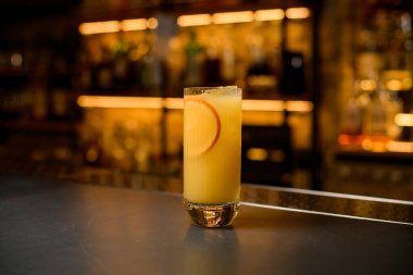 Barda portakal dilimli soğuk alkollü kokteyl var.